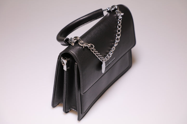 Schwarze Handtasche mit Silber