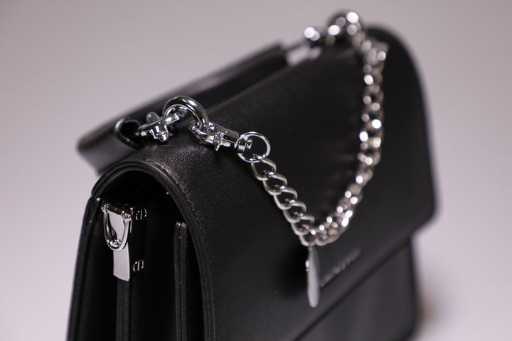 Schwarze Handtasche mit Silber