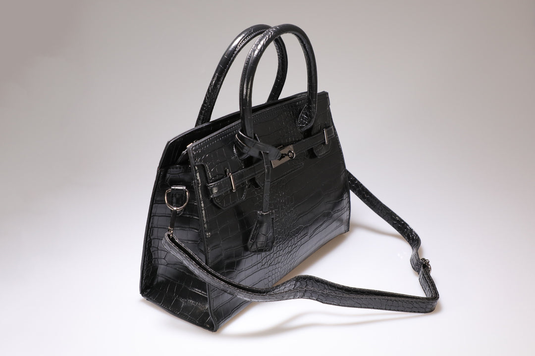 Elegante, schwarze Handtasche mit Umhängeriemen