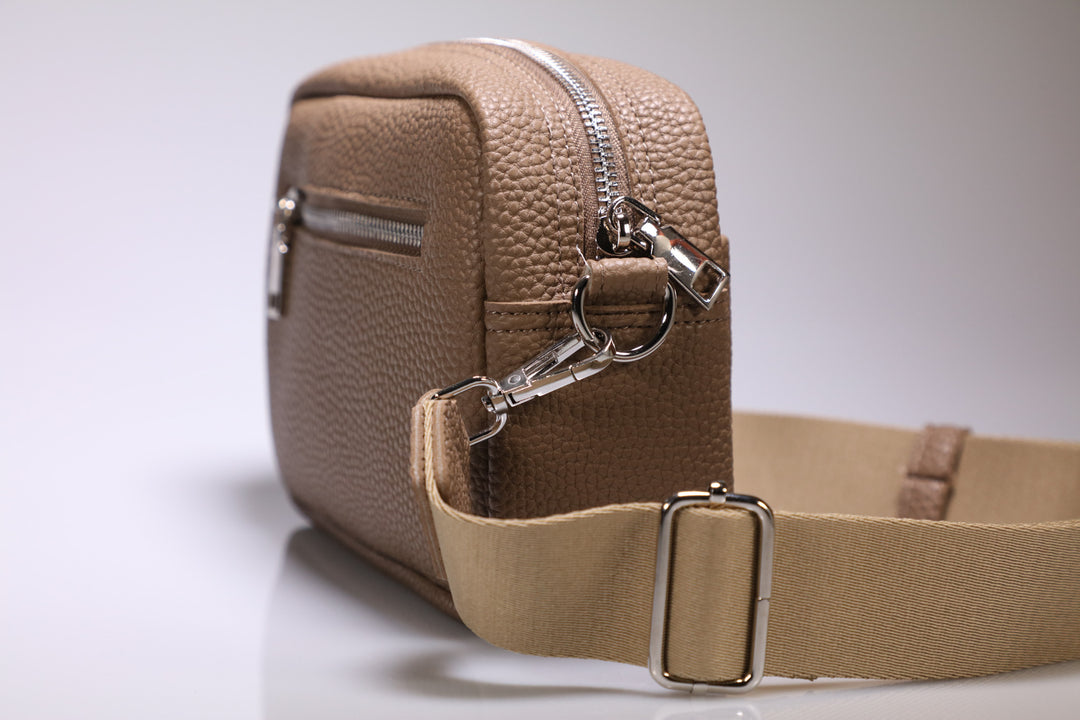 Braune Crossbody Bag mit farblich passendem Umhängeriemen