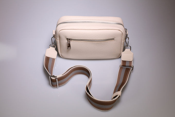 Sportliche Crossbodybag mit gestreiftem Tragegurt